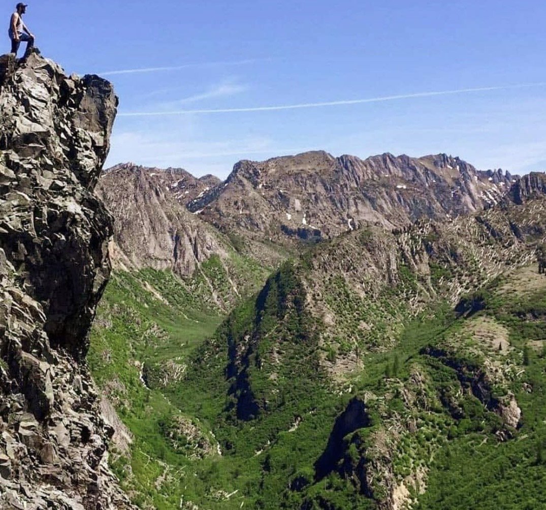 Blake Rinkin stands on cliff in Washington State coldwater trail
